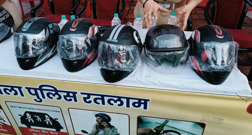 रतलाम में यातायात पुलिस की अनूठी पहल: 100 दोपहिया वाहन चालकों को बांटे निशुल्क हेलमेट