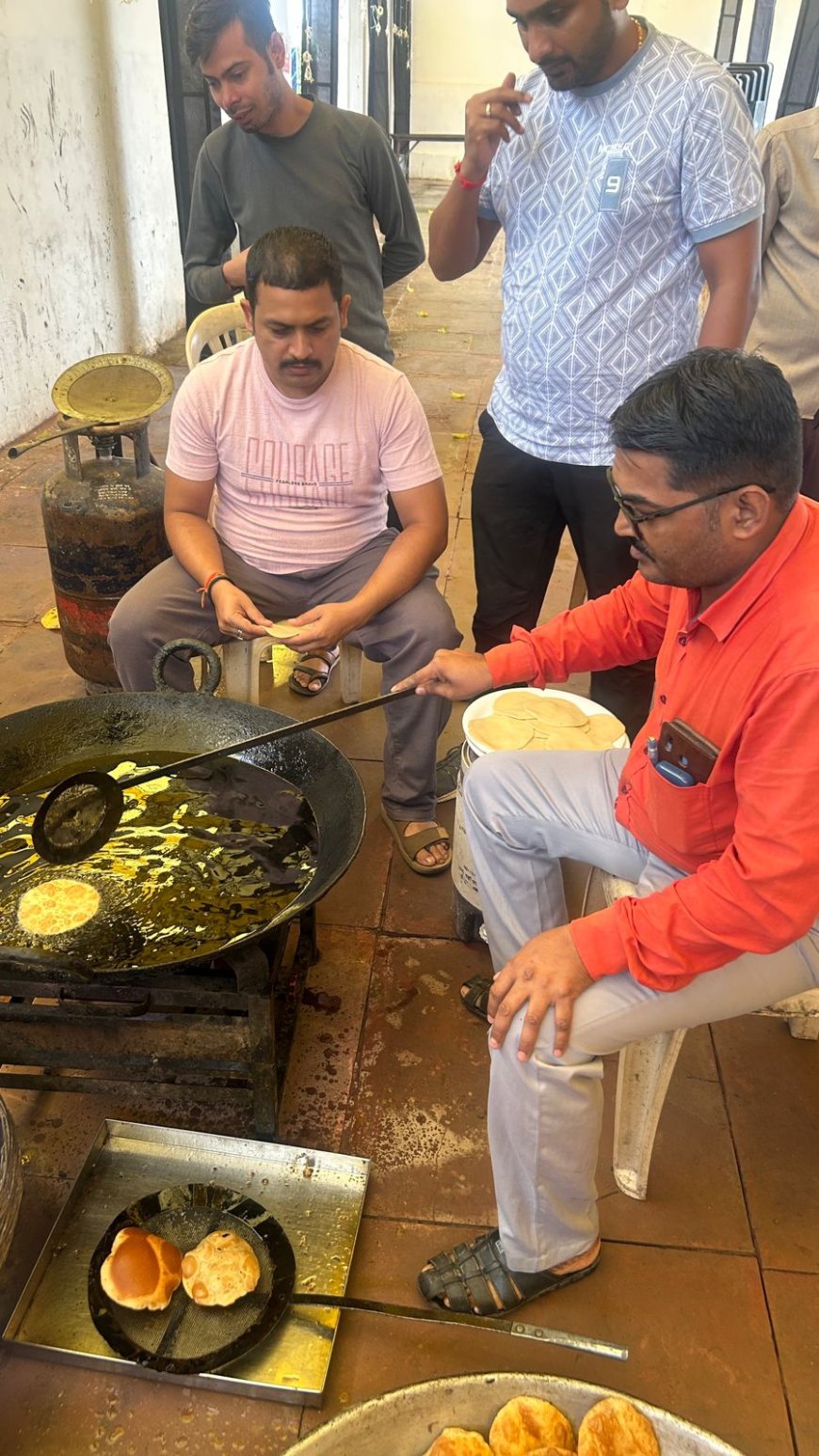 बाढ़ पीड़ितों की मदद को आगे आए कलेक्ट्रेट के लिपिक, 1000 पैकेट राहत सामग्री पहुंचाई चित्रकूट