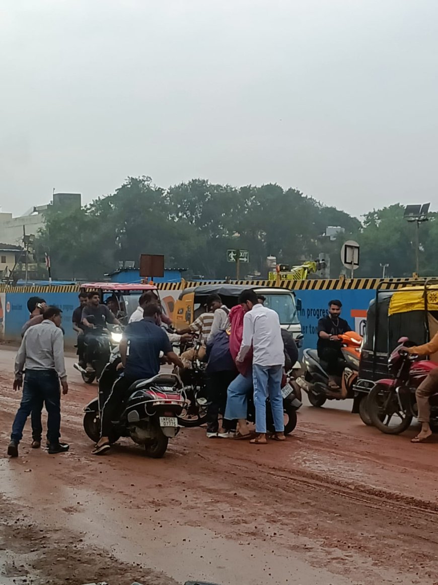 भोपाल की छोला रोड पर लाल मिट्टी और कीचड़ का कहर, फिसलन से वाहन चालक हो रहे हादसों का शिकार