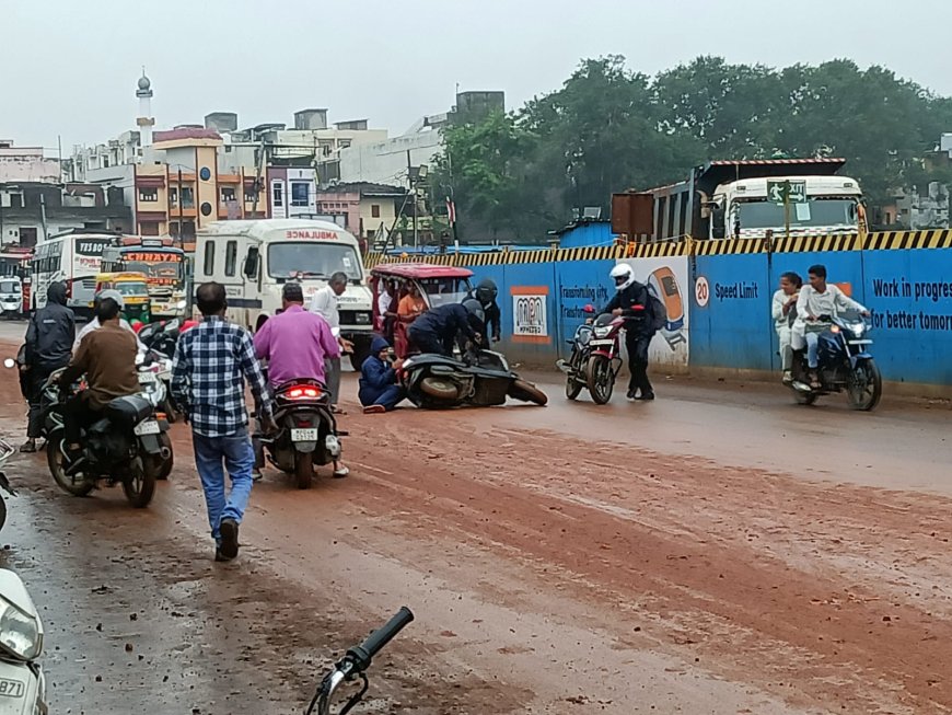 भोपाल की छोला रोड पर लाल मिट्टी और कीचड़ का कहर, फिसलन से वाहन चालक हो रहे हादसों का शिकार