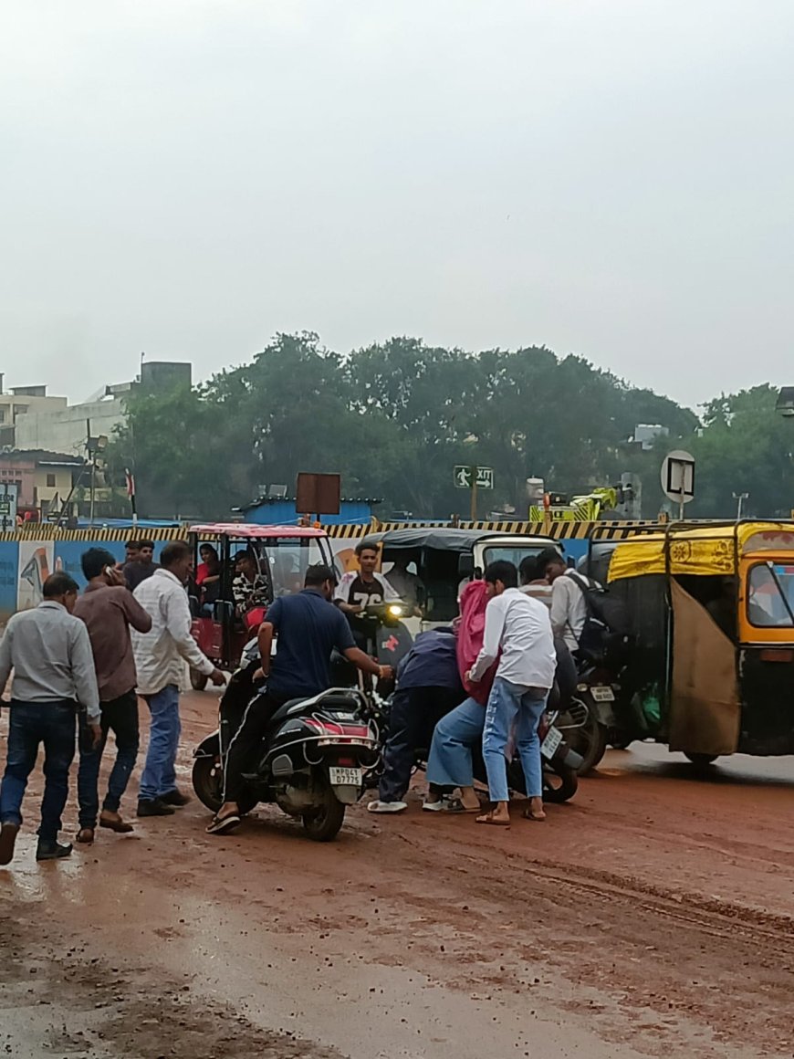भोपाल की छोला रोड पर लाल मिट्टी और कीचड़ का कहर, फिसलन से वाहन चालक हो रहे हादसों का शिकार