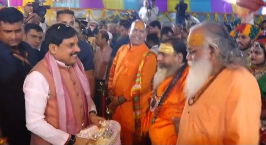 कृष्णमय हुआ भोपाल: CM मोहन यादव ने बाल गोपाल संग फोड़ी मटकी, बच्चों को खिलाया माखन-मिश्री