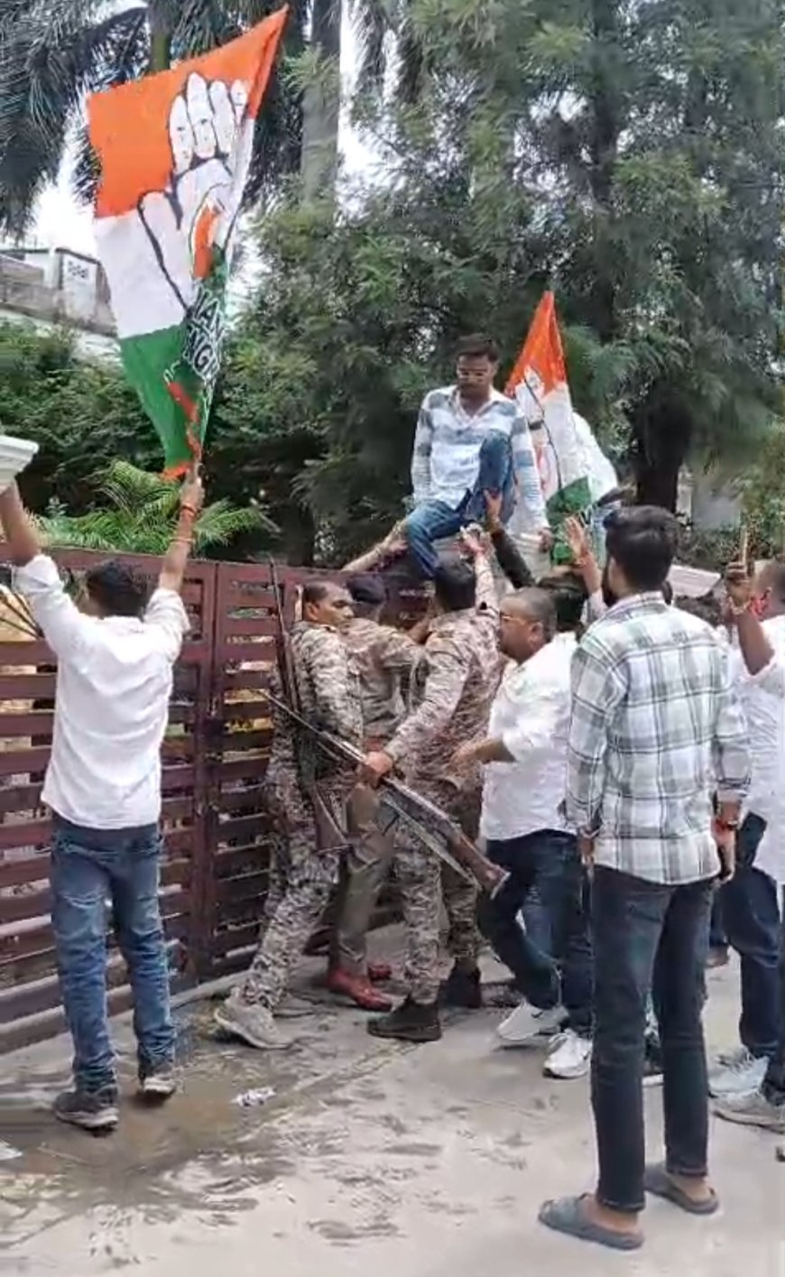 रीवा में युवक कांग्रेस का प्रदर्शन, डिप्टी सीएम के बंगले में घुसकर जताया विरोध