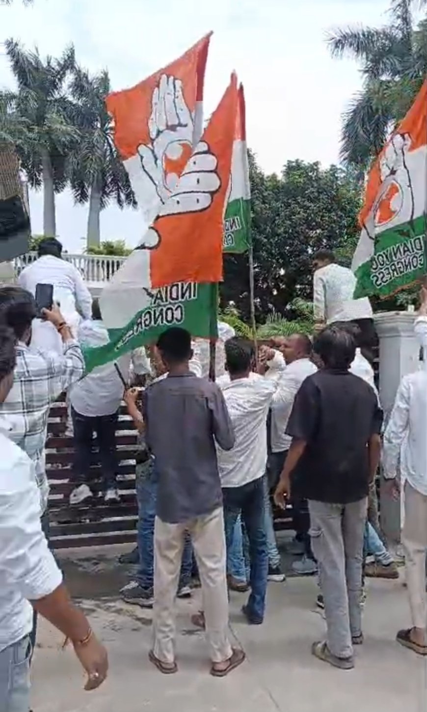 रीवा में युवक कांग्रेस का प्रदर्शन, डिप्टी सीएम के बंगले में घुसकर जताया विरोध