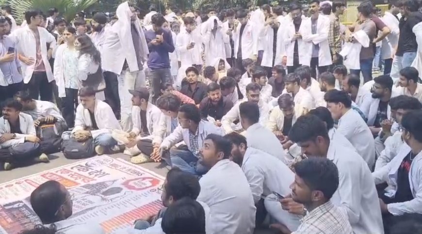 स्टाइपेंड बढ़ाने की मांग को लेकर MBBS इंटर्न डॉक्टरों का चक्का जाम, कमला पार्क रोड पर प्रदर्शन