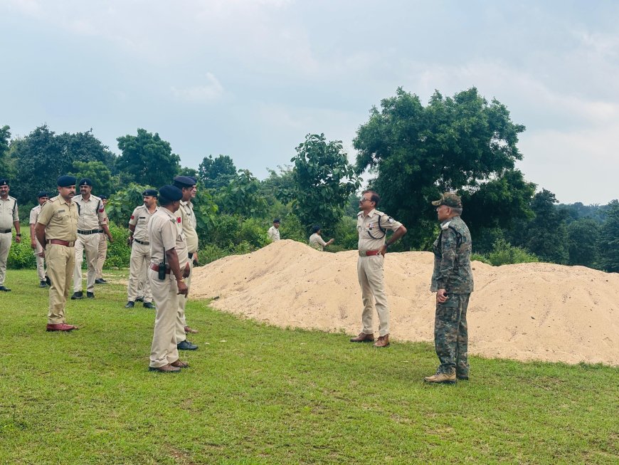 अवैध रेत भंडारण सूचना पर पहुंचे एसपी