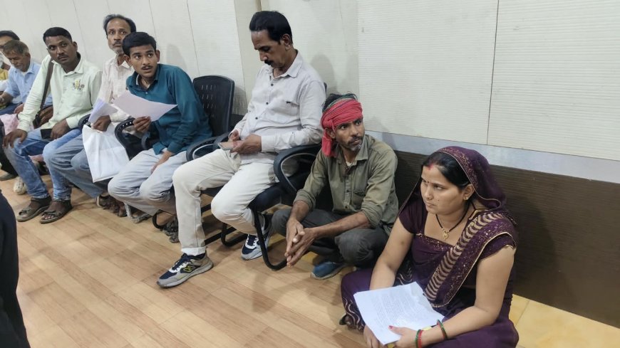 तीन साल से तहसील-कलेक्ट्रेट के चक्कर, जनसुनवाई में जमीन पर बैठी महिला बोली- अब तो घर भी हाथ से जा रहा