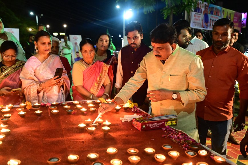 भवानी चौक पर 5151 दीपों से जगमगाया भोपाल, सांसद आलोक शर्मा के नेतृत्व में मनाया पीएम मोदी का जन्मदिन