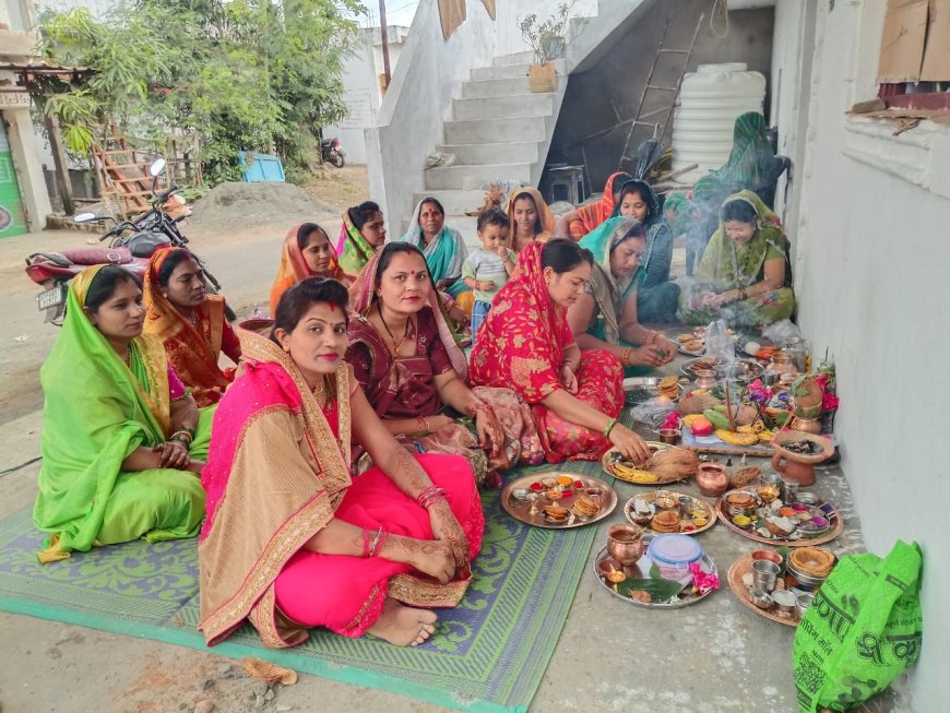 संतान की दीर्घायु और सुख-समृद्धि के लिए माताओं ने रखा निर्जला व्रत