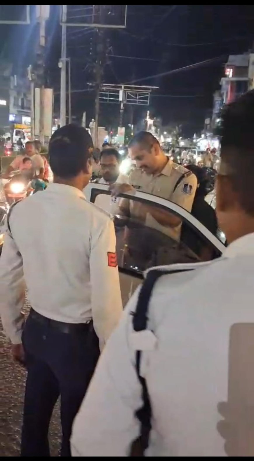 काली फिल्म लगी कारों एवं मॉडिफाइड साइलेंसर वाली मोटरसाइकिलों पर यातायात पुलिस की कार्रवाई