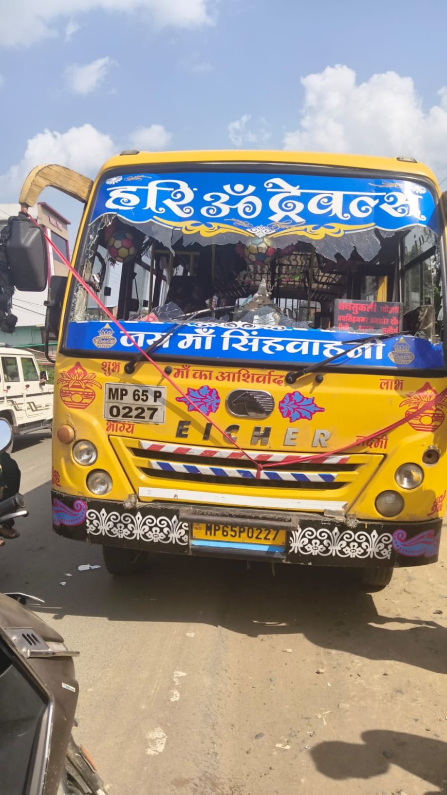 शहडोल में तेज रफ्तार का कहर: हरि ओम ट्रेवल्स बस ने पैदल युवक को कुचला, हालत गंभीर