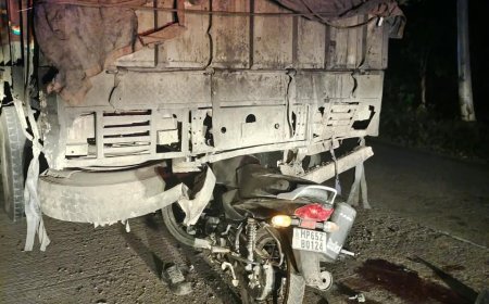 सड़क पर खड़े खराब ट्रक में घुसी बाइक