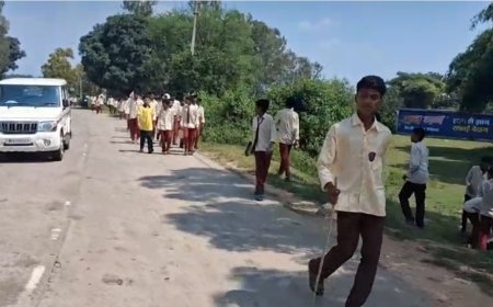 ‘Gen Alpha’ का पैदल मार्च: हॉस्टल की दीवार लांघकर निकले 150 से ज्यादा छात्र, कलेक्टर से मिलने 60 KM की राह पर