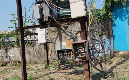 कहीं खुले फ्यूज बॉक्स, कहीं झूलते तार, सुरक्षा जाली भी नहीं शहर में खुले ट्रांसफार्मरों से बढ़ा खतरा
