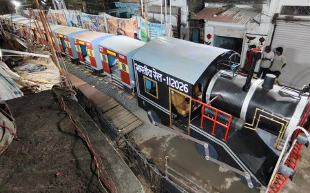 भक्ति एक्सप्रेस में सवार हुईं नौ देवियां, भोलेनाथ बने चालक