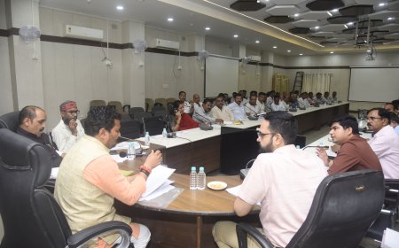 बालिकाओं के शौचालय में ताला लगाने पर फूटा गुस्सा, लापरवाह वार्डन और प्राचार्य को हटाने का प्रस्ताव पास