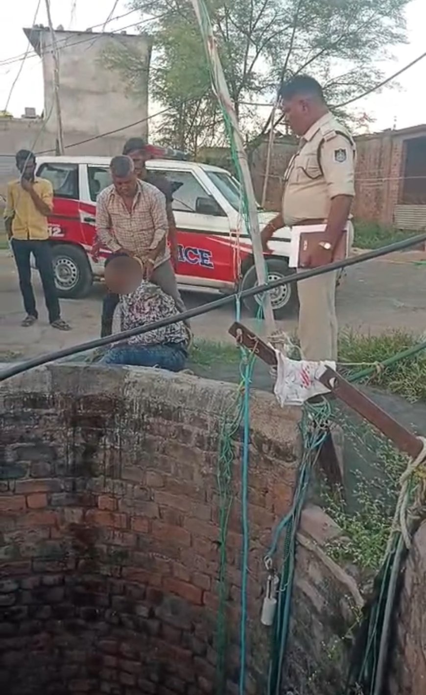 70 फीट गहरे कुएं में कूदा व्यक्ति, डायल-112 जवानों ने रस्सी के सहारे बचाया