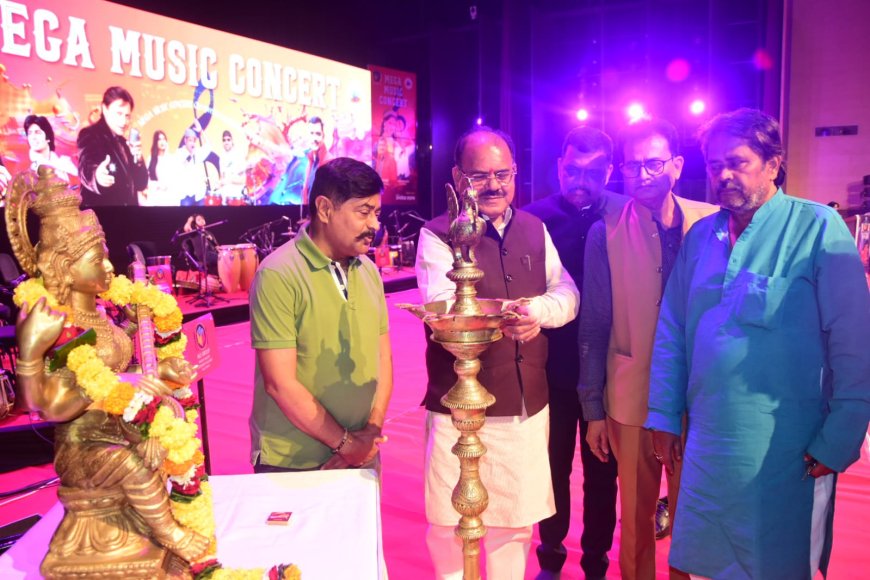 शब्बीर कुमार नाइट में बिखरा सुरों का जादू, अमिताभ के सदाबहार गीतों पर झूमे दर्शक