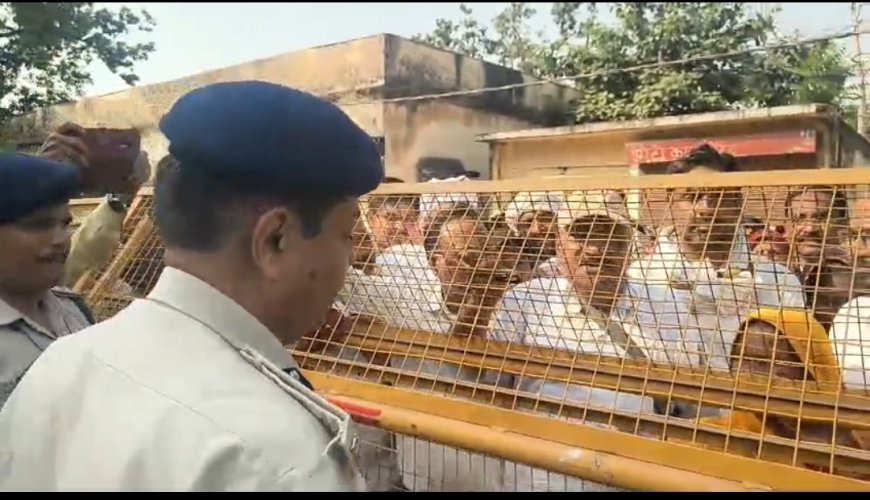 जनसुनवाई के दिन एसपी कार्यालय के बाहर आदिवासियों का प्रदर्शन