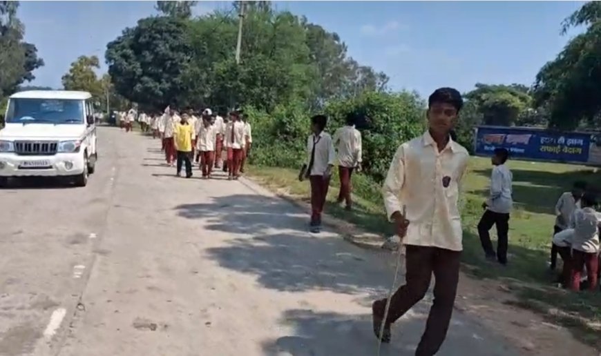 ‘Gen Alpha’ का पैदल मार्च: हॉस्टल की दीवार लांघकर निकले 150 से ज्यादा छात्र, कलेक्टर से मिलने 60 KM की राह पर