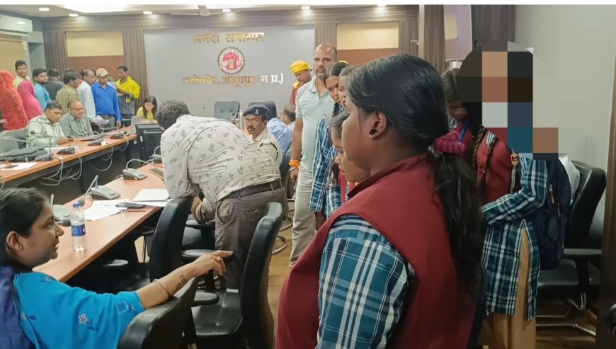 सांदीपनि विद्यालय अमगवा के छात्राओं ने कलेक्टर से लगाई गुहार