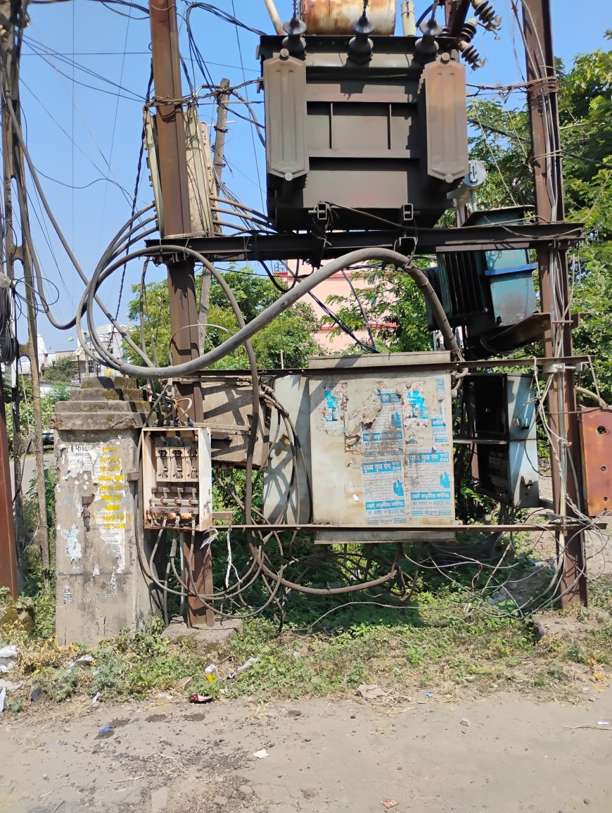 कहीं खुले फ्यूज बॉक्स, कहीं झूलते तार, सुरक्षा जाली भी नहीं शहर में खुले ट्रांसफार्मरों से बढ़ा खतरा
