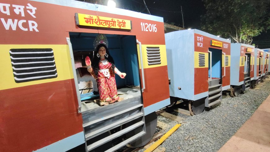 भक्ति एक्सप्रेस में सवार हुईं नौ देवियां, भोलेनाथ बने चालक