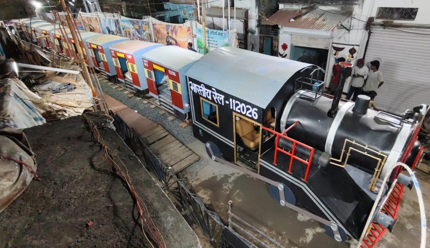 भक्ति एक्सप्रेस में सवार हुईं नौ देवियां, भोलेनाथ बने चालक