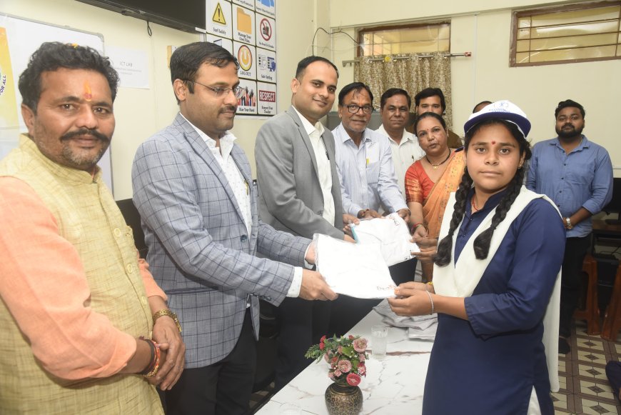 विधिक जागरूकता शिविर में ग्रामीणजनों और छात्र छात्राओं को दी कानूनी जानकारी