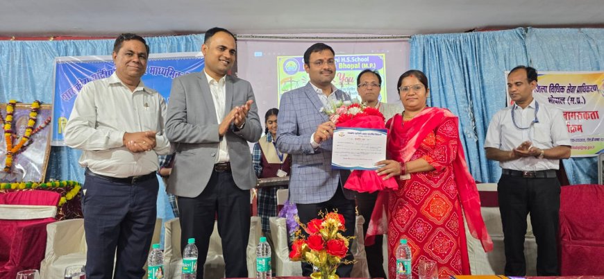 विधिक जागरूकता शिविर में ग्रामीणजनों और छात्र छात्राओं को दी कानूनी जानकारी