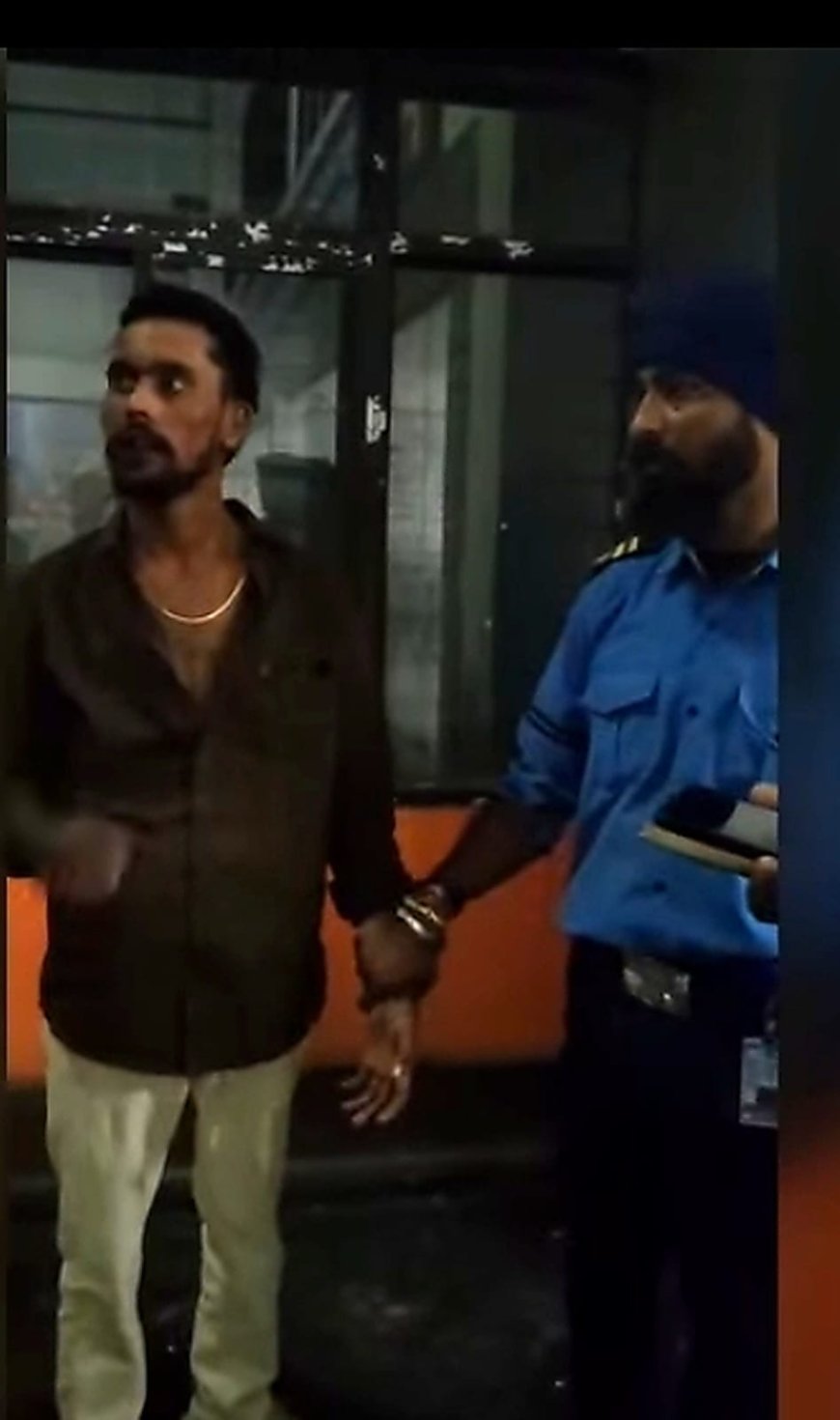 मेडिकल कॉलेज में गुटखा थूकने पर गार्ड पर ताना चाकू: रात भर गार्ड रूम में बंद रहे युवक  डायल 112 आई पर बिना कार्रवाई लौटी सुबह अधीक्षक की फटकार पर जागी सोहागपुर पुलिस