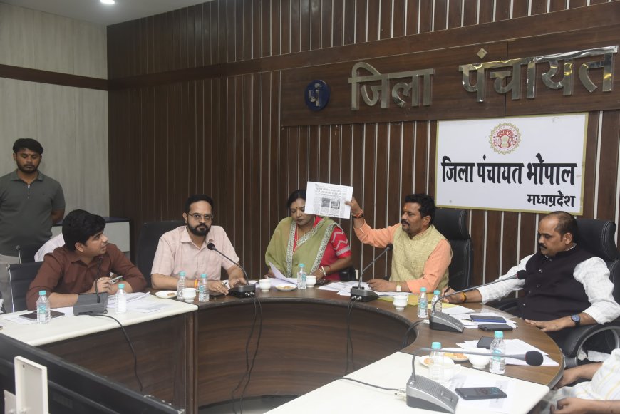बालिकाओं के शौचालय में ताला लगाने पर फूटा गुस्सा, लापरवाह वार्डन और प्राचार्य को हटाने का प्रस्ताव पास