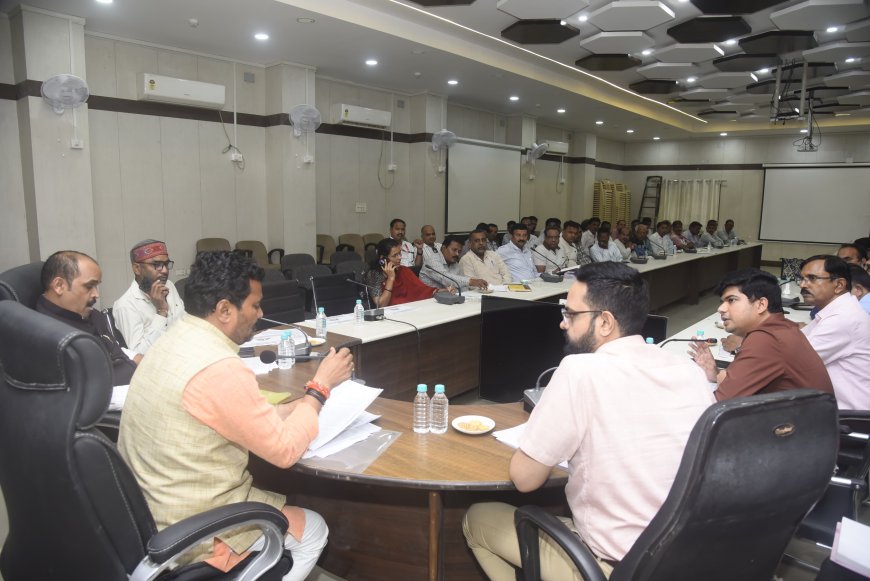 बालिकाओं के शौचालय में ताला लगाने पर फूटा गुस्सा, लापरवाह वार्डन और प्राचार्य को हटाने का प्रस्ताव पास