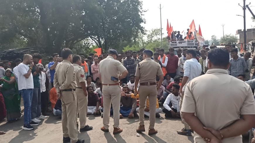 सियरमऊ में शराब दुकान हटाने की मांग पर सड़क पर उतरीं महिलाएं