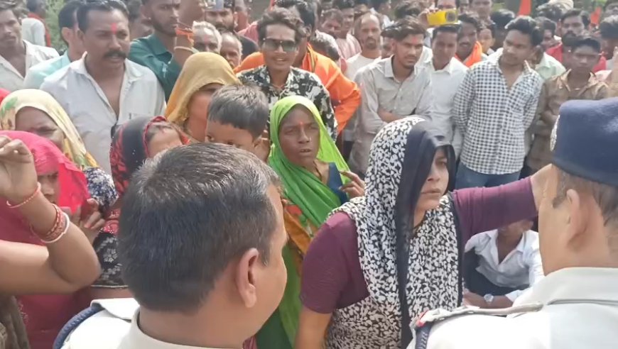 सियरमऊ में शराब दुकान हटाने की मांग पर सड़क पर उतरीं महिलाएं
